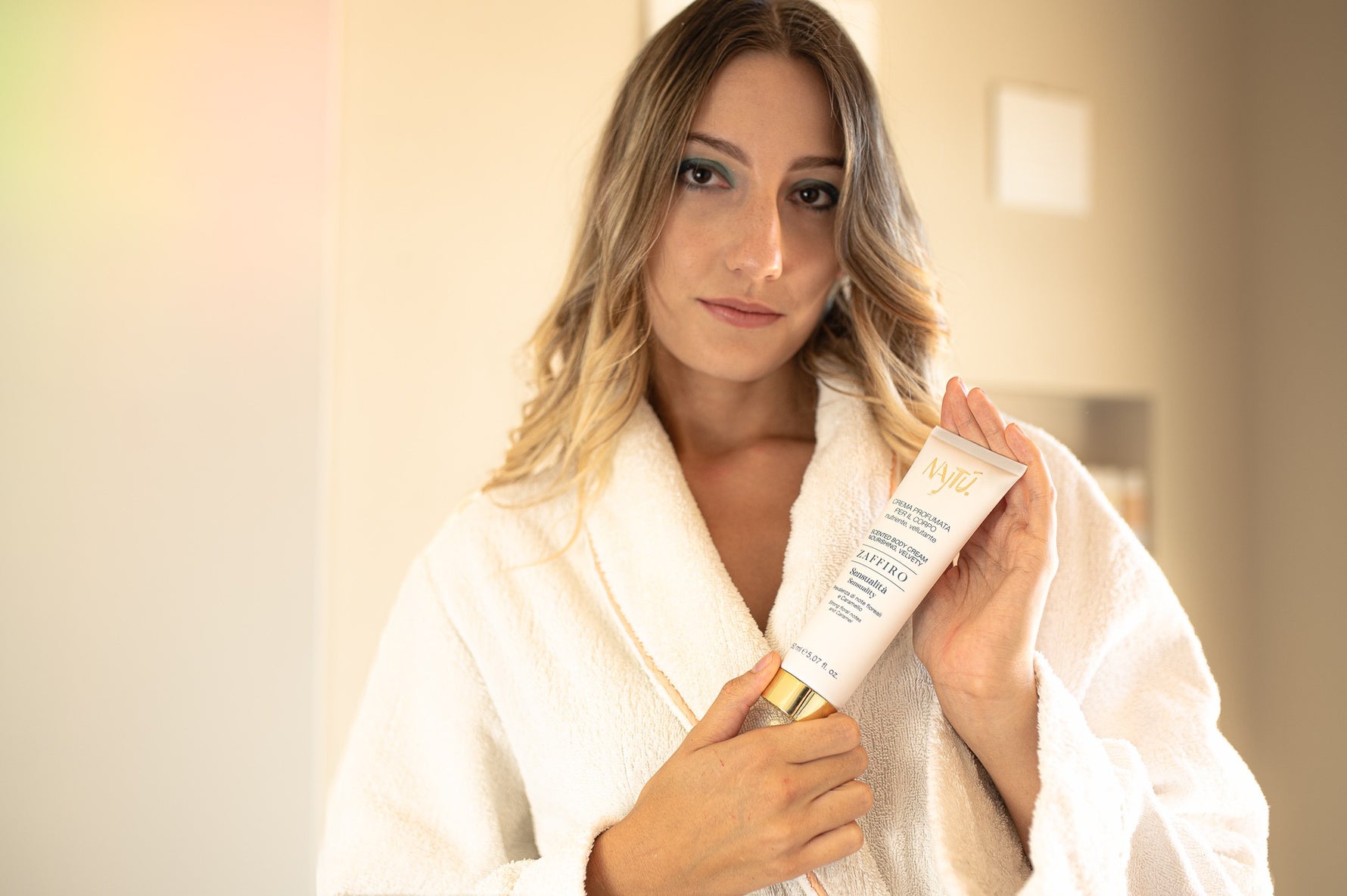 Najtù Zaffiro Körpercreme – Anwendung am Model