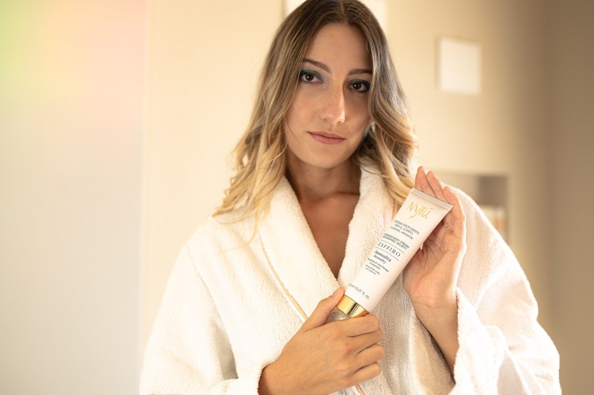 Najtù Zaffiro Körpercreme – Anwendung am Model